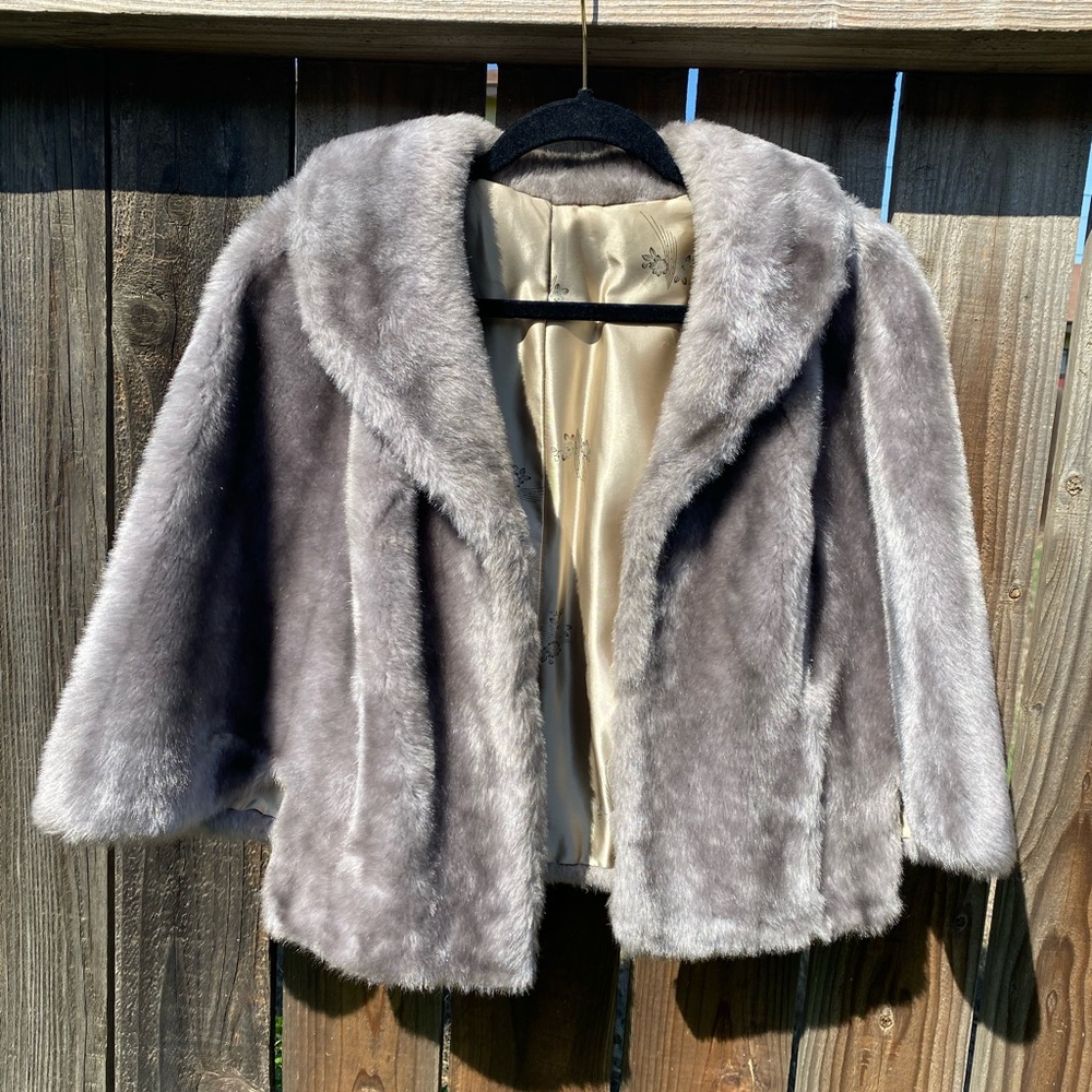 Vintage ReginaGlenara by Glenoit faux fur shawl 🤍